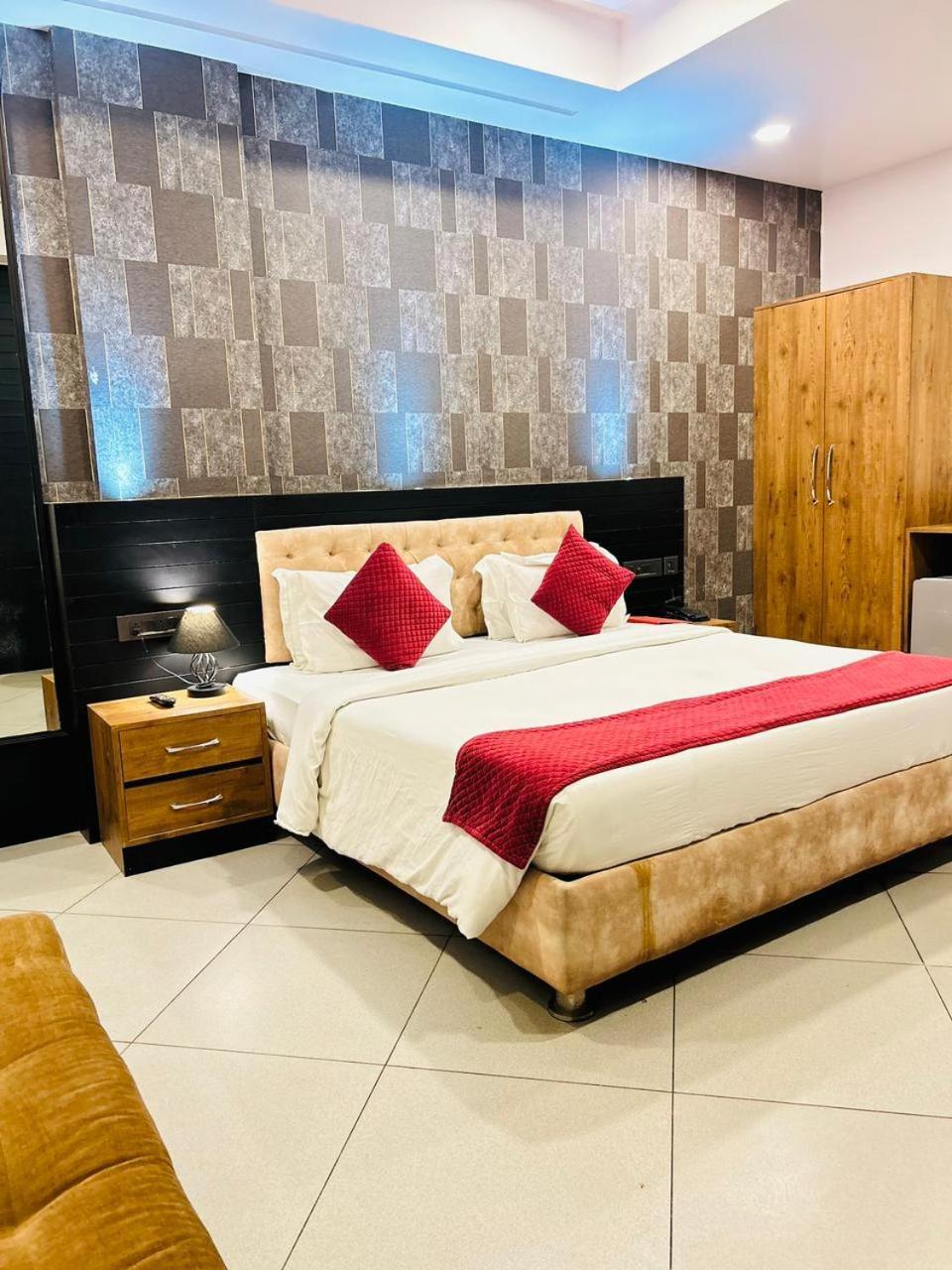 Hotel Nakshatra Lakhnaú Exteriér fotografie