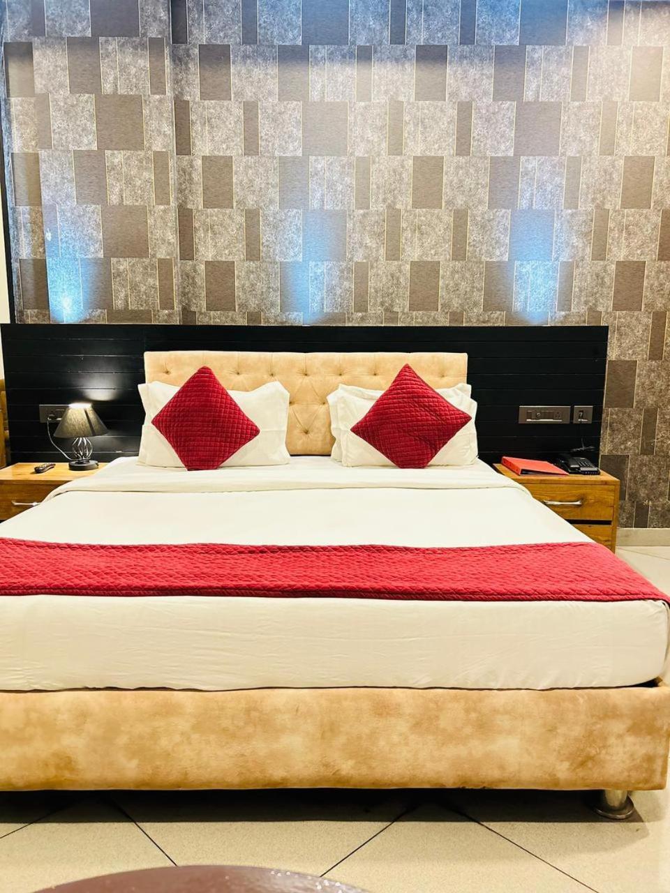 Hotel Nakshatra Lakhnaú Exteriér fotografie