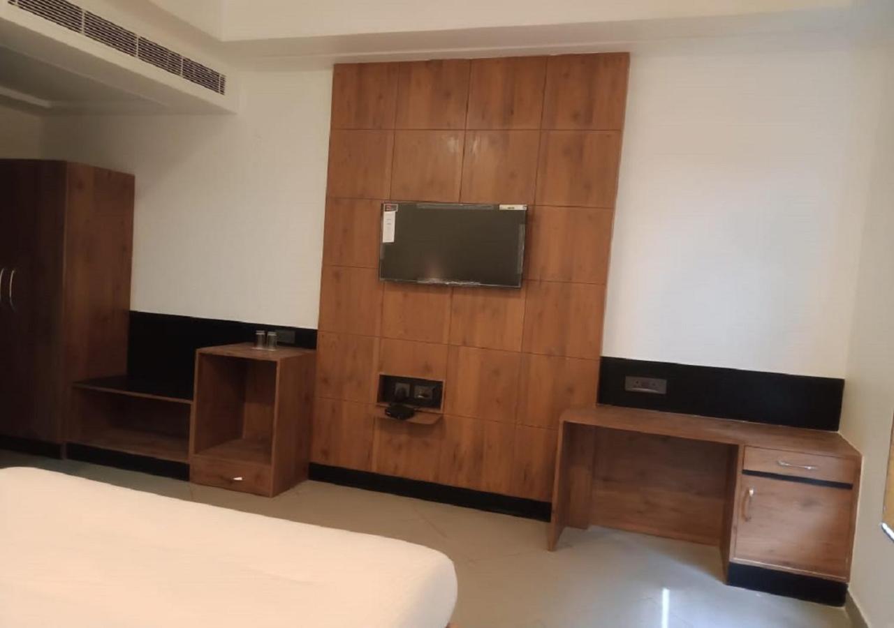 Hotel Nakshatra Lakhnaú Exteriér fotografie
